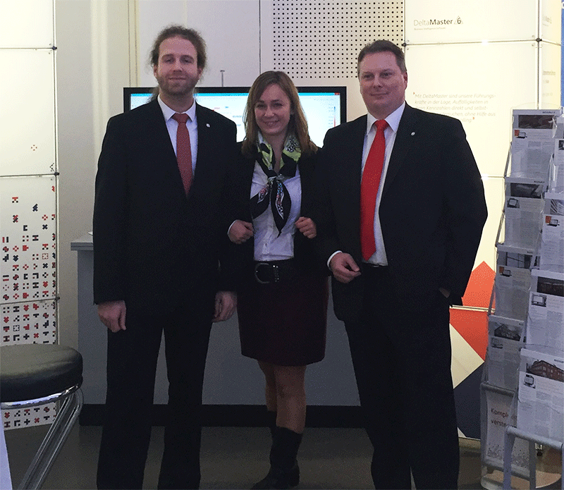 BARC Best Practise Award BI 2015 - Gruppenfoto der Sieger PASCOE: v.l.n.r. Frederik Tuczek und Barbara Ansel, André Ratz vor dem Stand von Bissantz